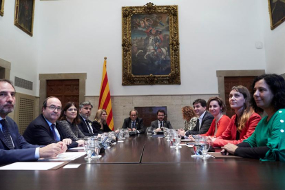 Los participantes en la mesa de diálogo, presidida por Torra y Aragonès, ayer, en la Generalitat.