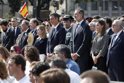 El presidente del Parlament, el de la Generalitat, del Senado, la del Congreso, del Gobierno central y los reyes, ayer en Barcelona.