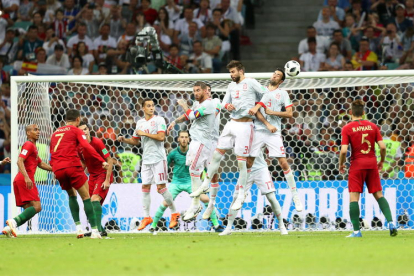 Cristiano Ronaldo empató el partido a dos minutos para el final con un gol de falta directa que superó la barrera.
