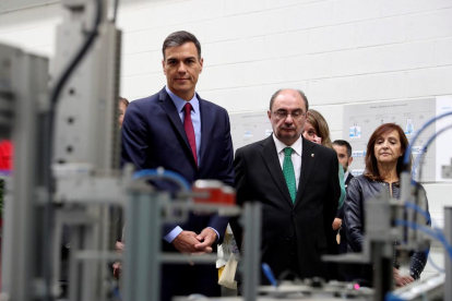 El cap de l’Executiu, Pedro Sánchez, ahir amb el president aragonès, Javier Lambán, a Saragossa.