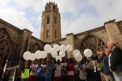 Instantánea del momento previo al lanzamiento de globos en memoria a las víctimas de los atentados.