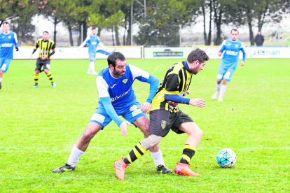 Un jugador de l’Angulària condueix la pilota després de superar un adversari.