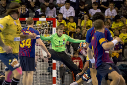 La plantilla i el cos tècnic del Barça posen amb el trofeu conquerit ahir.