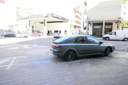 Fuego cerca de una gasolinera en Balaguer