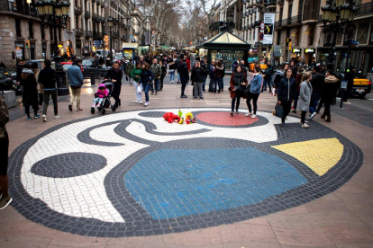 Una ofrena de flors al ‘Mosaic del Pla de l’Os’, a Barcelona.