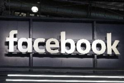 Internautes celebren la sanció a Facebook i Whatsapp, però la veuen 