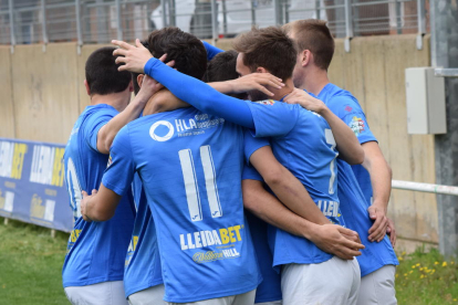 Els jugadors del filial del Lleida Esportiu celebren un dels cinc gols que van aconseguir ahir davant el Bellvitge.