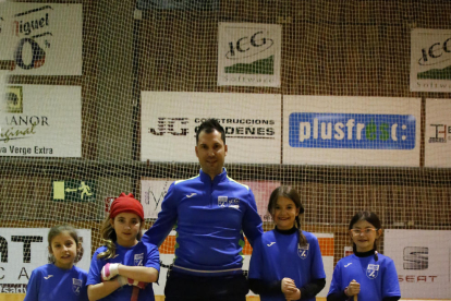 A la imatge, algunes de les nenes que formen la secció femenina amb l’entrenador, Marc Soler.
