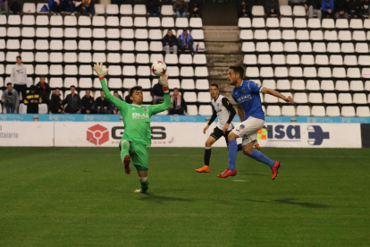 Tras un control estratosférico, Javi López se dispone a conectar la vaselina por encima del portero Cristian Rivero, que suponía el 3-0.