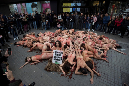 ‘Performance’ d’uns 50 activistes, ahir a la plaça Catalunya.