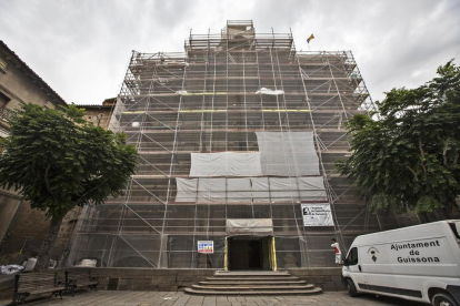 Imagen de la fachada de la iglesia Santa Maria de Guissona, en obras desde el pasado mes de junio. 