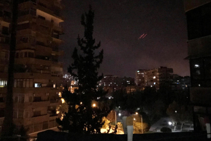 Los misiles lanzados por la coalición occidental se vieron durante la noche en Damasco.