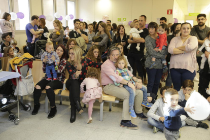 Desenes de persones van assistir ahir a la jornada que va organitzar l’Hospital Arnau de Vilanova en el Dia Mundial del Nadó Prematur.