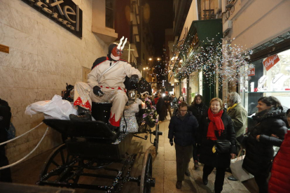 La comitiva fúnebre hizo ayer su tradicional recorrido por el Centro Histórico de Lleida para despedir al rey del Carnaval Pau Pi.