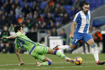 Borja Iglesias, del Espanyol, intenta superar al bético Mandi en una acción del partido de ayer.