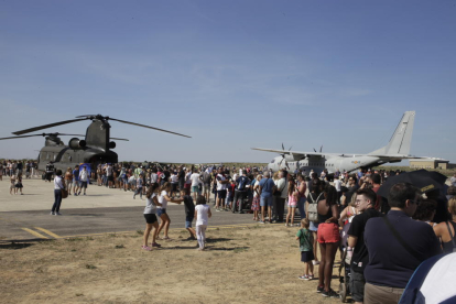 Cientos de personas hicieron cola por la mañana para ver de cerca a los aviones y conocer a los pilotos. 