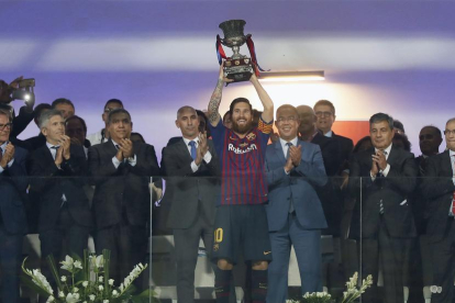 Messi va aixecar la Supercopa, el primer trofeu de la temporada.