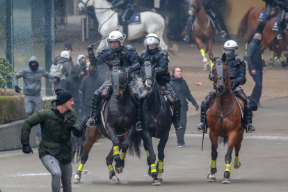 Enfrentamientos entre manifestantes y la policía en Bruselas. 