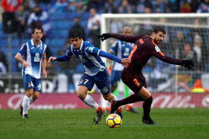 Gerard Piqué, en una acció del joc amb el davanter de l’Espanyol Gerard Moreno.