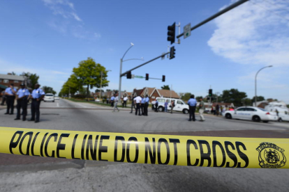 Agents de policia acordonen una zona afectada per un tiroteig als EUA.