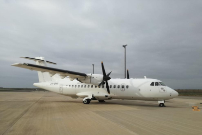 El primer avión de la compañía portuguesa ayer en Alguaire. 