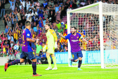 Messi celebra un dels tres gols que va firmar ahir davant del PSV.