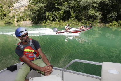 Turistes solcant el congost de Mont-rebei ahir a la tarda.  A la foto inferior a la dreta el vaixell passa per sota de la passarel·la per als vianants sobre el riu.