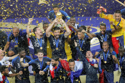 Olivier Giroud, jugador de la selecció francesa i del Chelsea, aixeca el trofeu de campions del món després de la final disputada a Moscou.