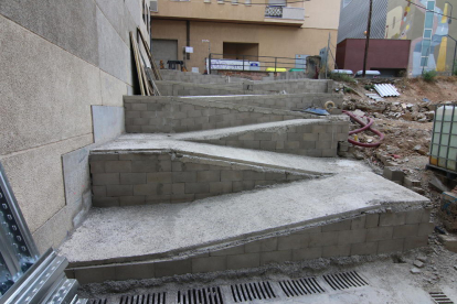 Una rampa en forma de zigzag ha sustituido las escaleras en la calle Botera.