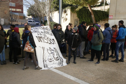 Concentració ahir al Canyeret abans de la declaració dels joves.