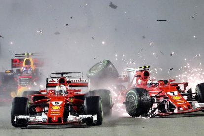Moment del xoc entre Vettel i Raikkonen, que van haver d’abandonar de bon començament, amb Verstappen al darrere.