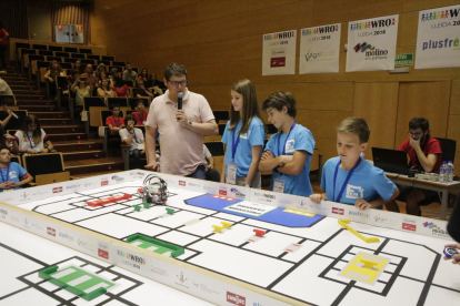 Uno de los grupos participantes ayer en la competición de robótica celebrada en el campus de Cappont de la UdL. 