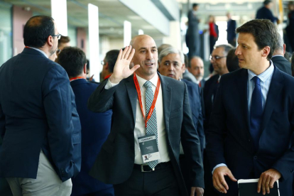 Luis Rubiales saluda a l’arribar a l’assemblea de la Federació Espanyola de Futbol.