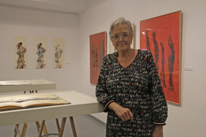 La artista leridana Teresa Vall Palou, ayer junto a algunas de sus obras en su nueva exposición.