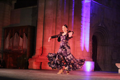 La bailaora i coreògrafa establerta a Lleida Alexandra Jiménez, ahir en plena actuació a la Seu Vella.