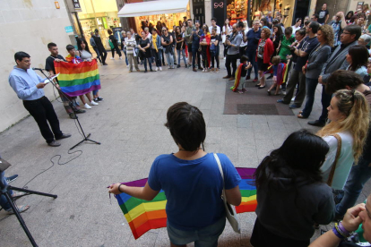 La plaça de la Paeria va acollir l’acte de commemoració del Dia Internacional contra l’LGTBIfòbia.