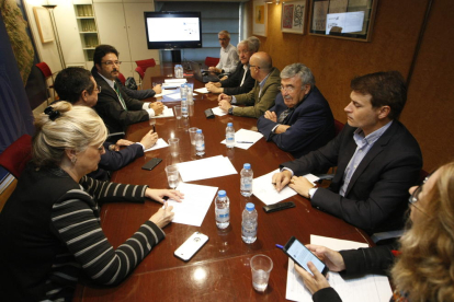 La reunión de la mesa estratégica del aeropuerto de Alguaire, que se celebró ayer en Lleida.