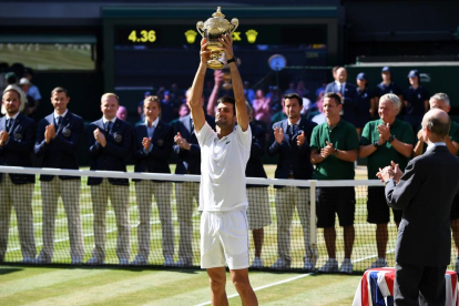 Djokovic alça el trofeu de Wimbledon després de vèncer a la final contra el sud-africà Anderson 6-2/6-2/7-6.