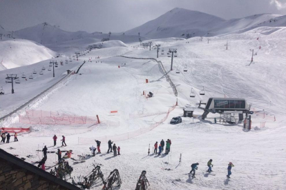Esquiadores en las pistas de Boí-Taüll durante la mañana de ayer.