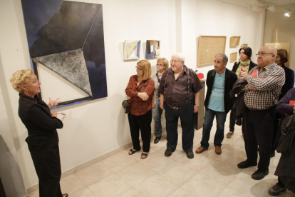 Maria Guinovart va inaugurar ahir al Cercle de Belles Arts de Lleida l’exposició d’obres del seu pare.