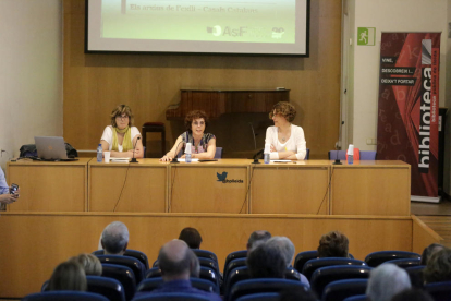 Un momento de la conferencia de Antonieta Jarne y Núria Carreras, con la participación de Teresa Ibars.