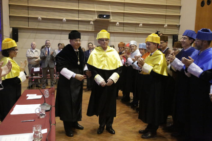 Gozal, entre el rector y Barbé, tras ser investido honoris causa.