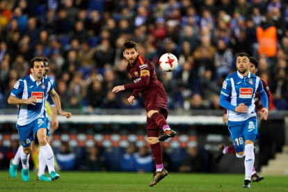 Leo Messi intenta superar l’entrada del defensa de l’Espanyol Aarón Martín en un partit gris de tot l’equip blaugrana.