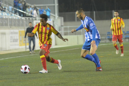 Josimar Quintero conduce el balón en una jugada de ataque ante la presión de un rival del Ejea.
