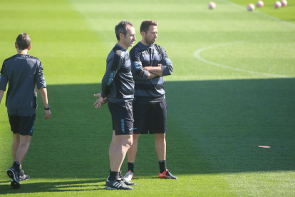 Juan Carlos Oliva, durant un entrenament amb l’Espanyol, amb Tamudo al costat.
