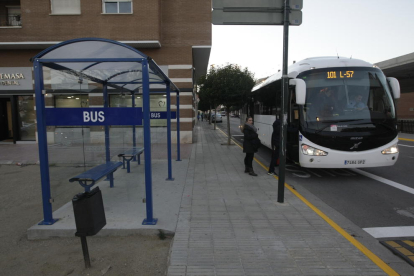 El bus exprés de la línea en su parada en Torrefarrera.
