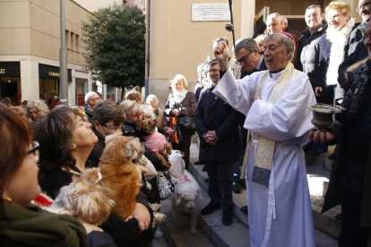 El bisbe de Lleida, Salvador Giménez, beneint les mascotes ahir a Lleida.