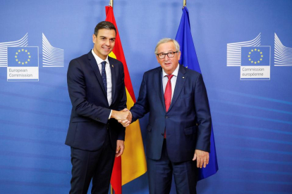 El cap de l’Executiu, Pedro Sánchez, i el president de la Comissió Europea, Jean-Claude Juncker, ahir.