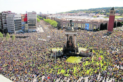 Una multitud de gent concentrada a plaça Espanya, lloc en el qual va començar la manifestació.