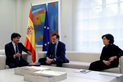 El presidente del Gobierno, Mariano Rajoy, junto a la vicepresidenta Soraya Sáenz de Santamaría, conversa con el presidente de Societat Civil Catalana, José Rosiñol, durante el encuentro que han mantenido hoy en el Palacio de la Moncloa.